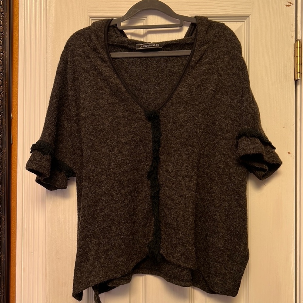 Lila clothing co dark grey short sleeve V-neck sweater top
